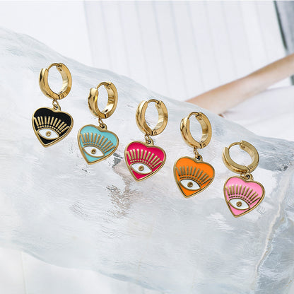 un tas de boucles d'oreilles qui sont assises sur un rocher