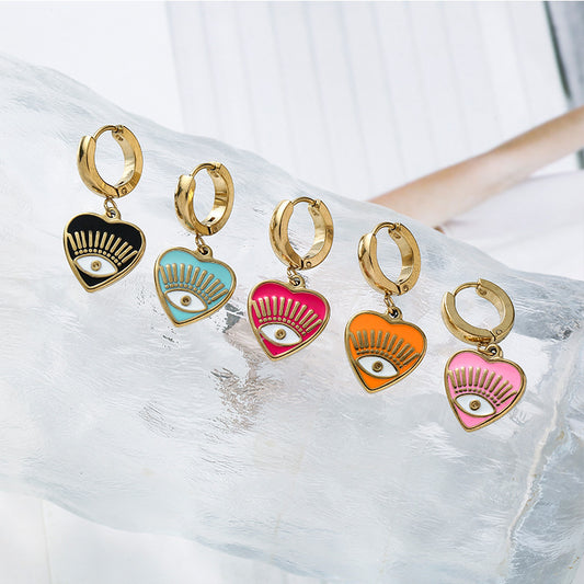un tas de boucles d'oreilles qui sont assises sur un rocher