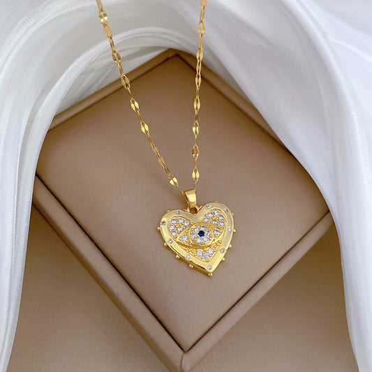 un collier en or avec un pendentif en forme de cœur