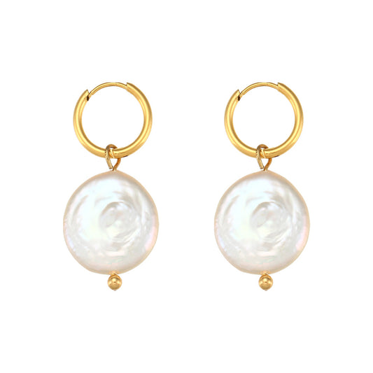 une paire de boucles d'oreilles en or avec une perle blanche