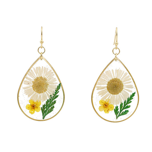 une paire de boucles d'oreilles pissenlit avec des fleurs jaunes