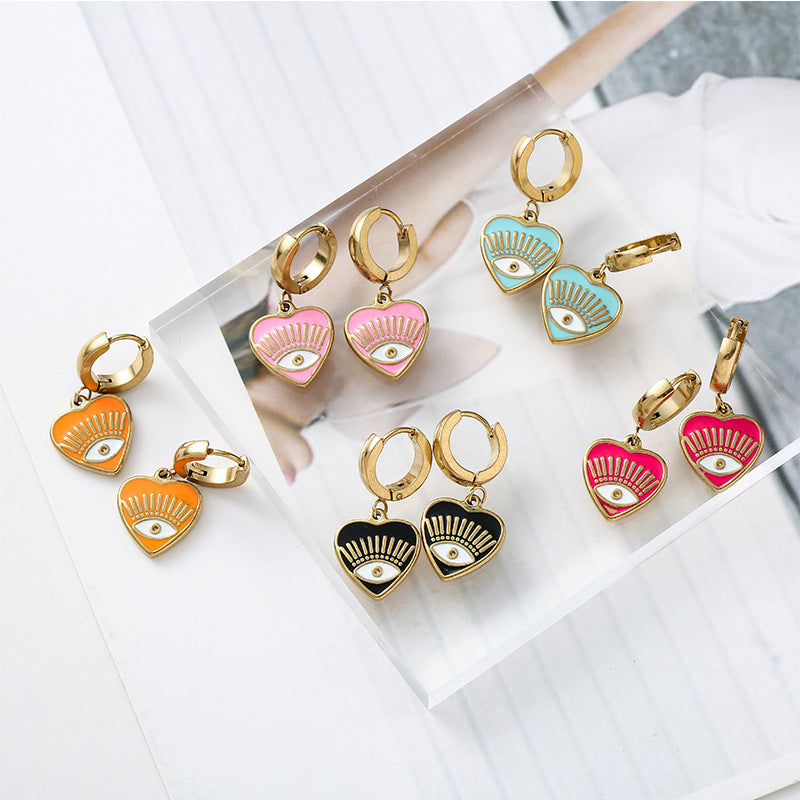 un tas de boucles d'oreilles qui sont sur une table