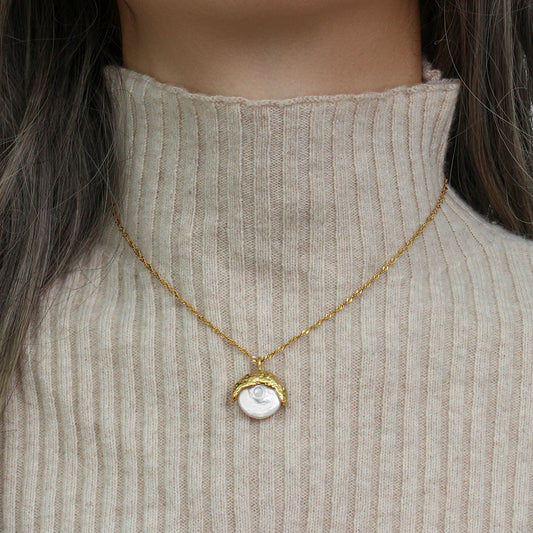 un gros plan d'une personne portant un collier