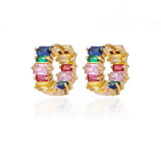 une paire de boucles d'oreilles colorées sur un fond blanc