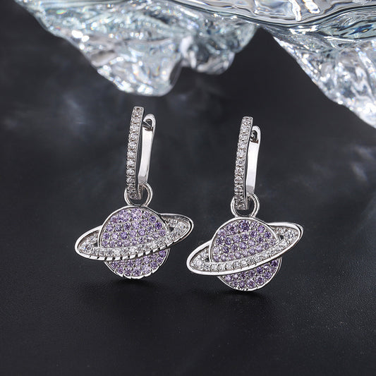 une paire de boucles d'oreilles en diamant violet et blanc
