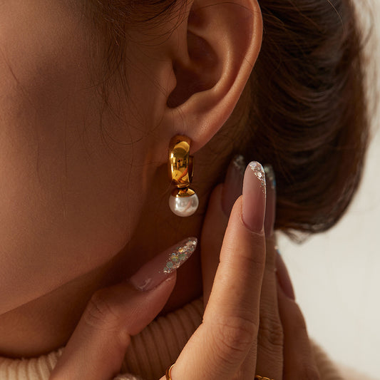un gros plan d'une personne portant une paire de boucles d'oreilles