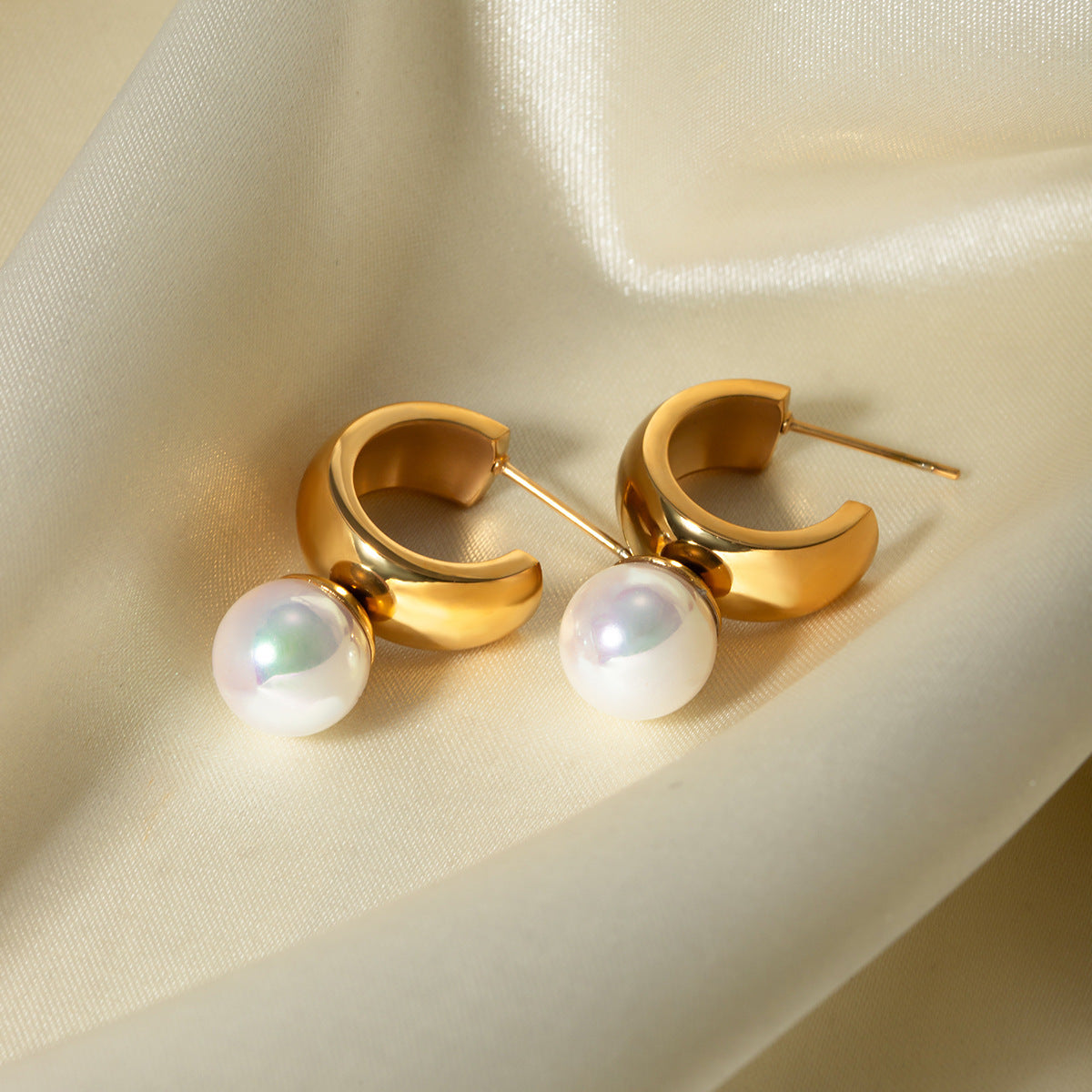 une paire de boucles d'oreilles en perles sur un tissu blanc
