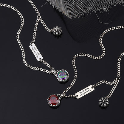 un gros plan d'un collier sur une surface noire